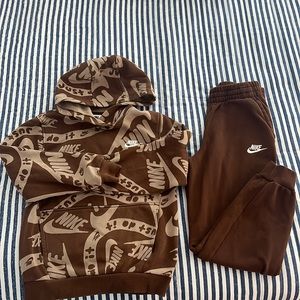Nike sweatshirt and jogging pant boys M